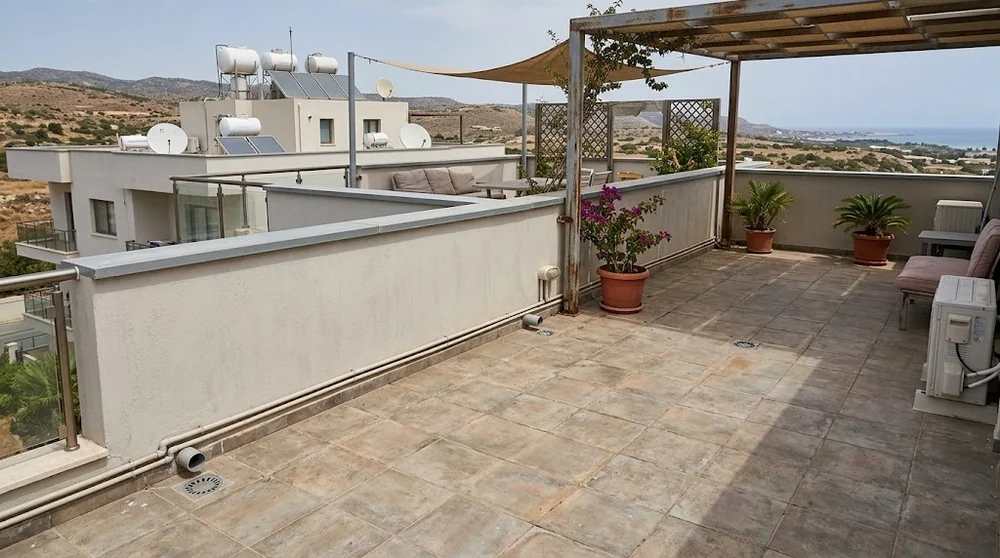 Taras penthouse’u z zacienieniem i widocznymi elementami odwodnienia